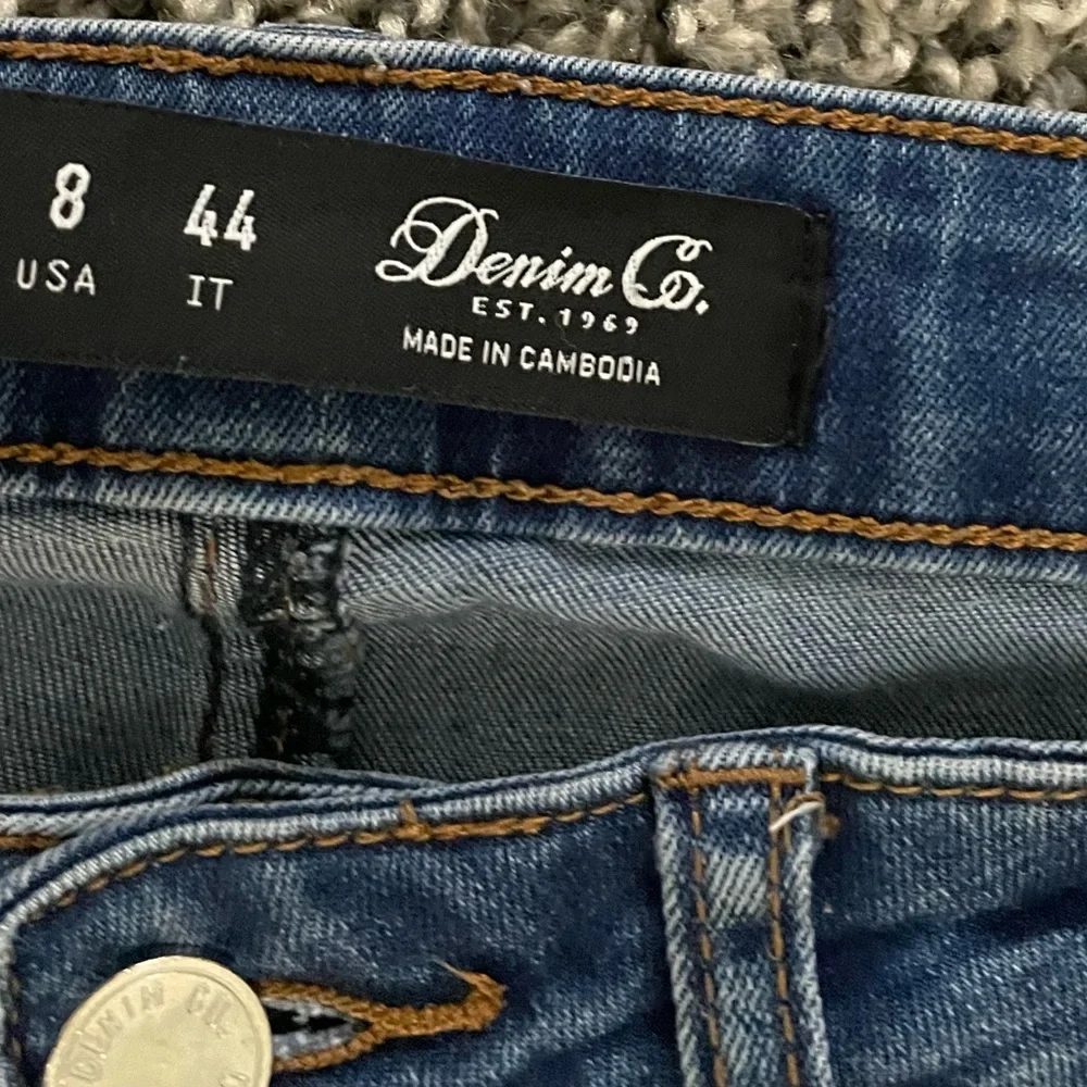 Denim & Co distressed jean with cute cuff size 8 - Picture 2 of 5